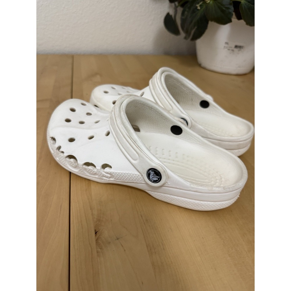 Classic Baya Crocs, White Unisex Men's 7 Woman's 9